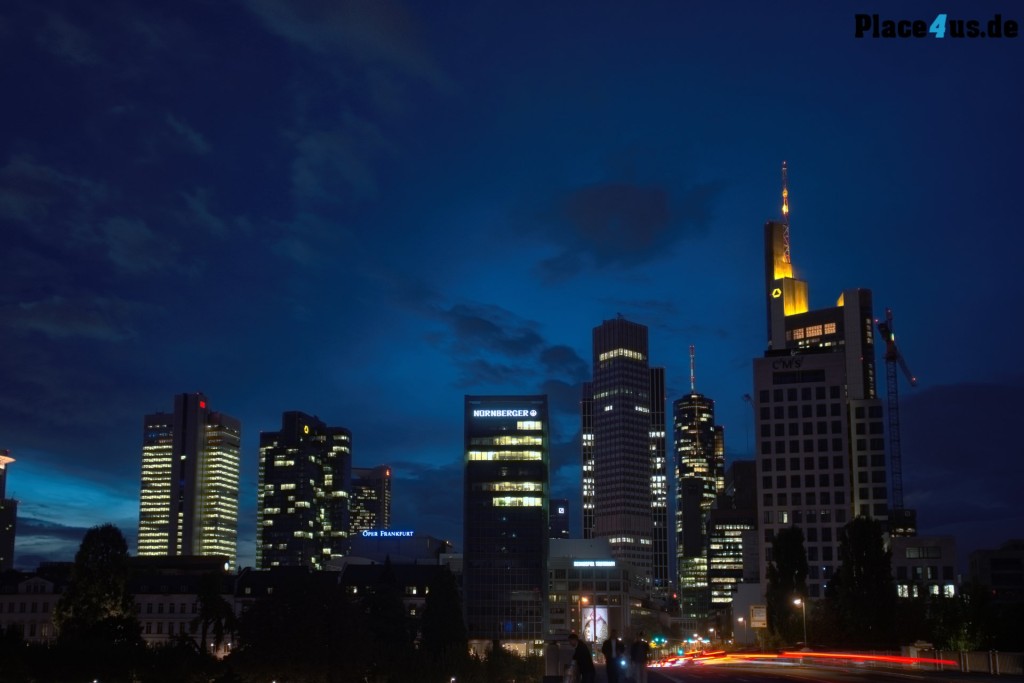 Sony A7 - LAEA4 - Tamron 17 - 32 F2.8-4 (35mm; F4; 1.6 sec; ISO-100) Frankfurt am Main - Skyline von der Untermainbrücke